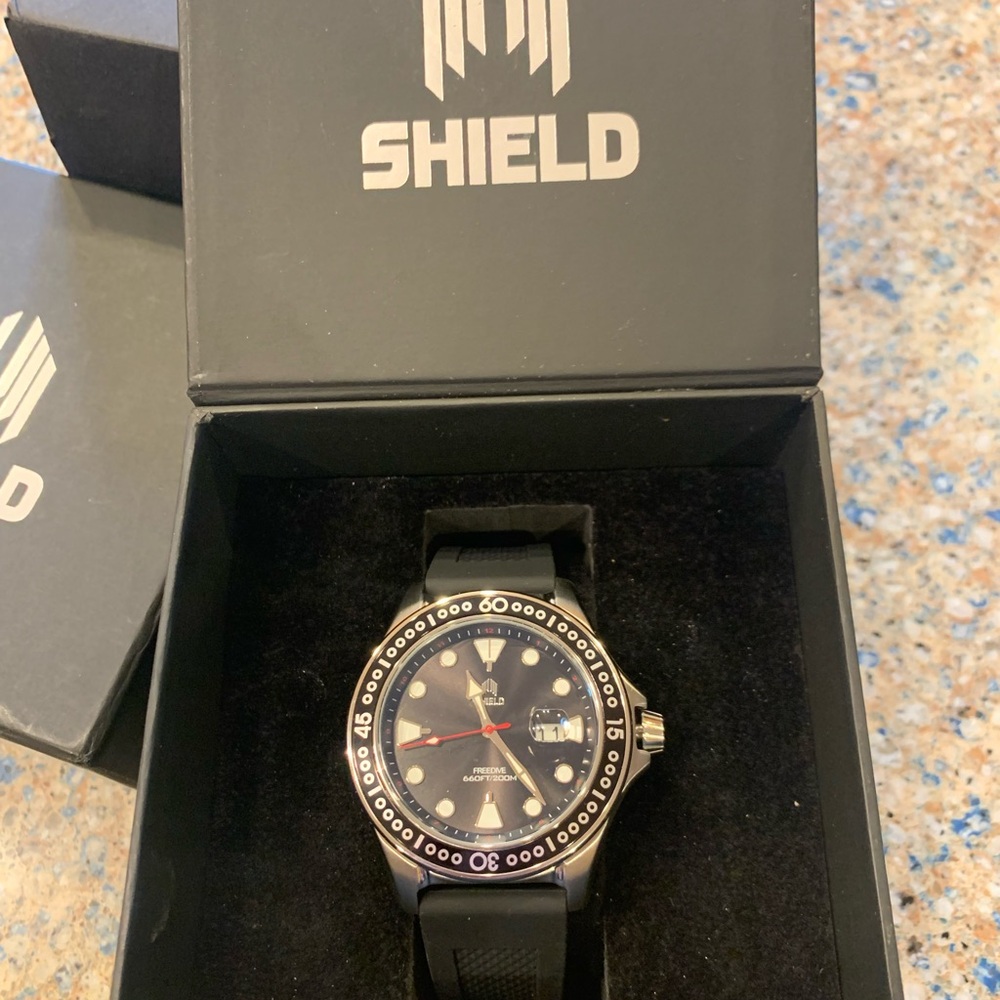Men’s Shield watch - Picture 2 of 8
